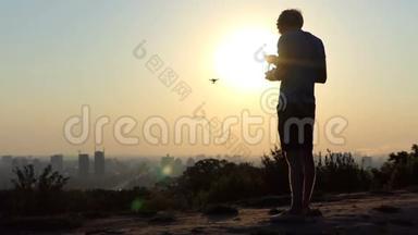 一名摄影师在太阳落山时使用他的四翼飞行器
